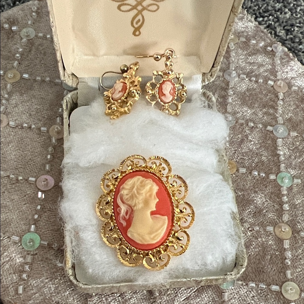 Vintage-Inspired Gold Cameo Brooch and Drop Earrings Set - Coral and Cream
